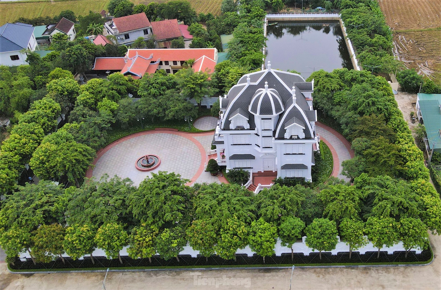 Cảnh quan xung quanh biệt phủ
