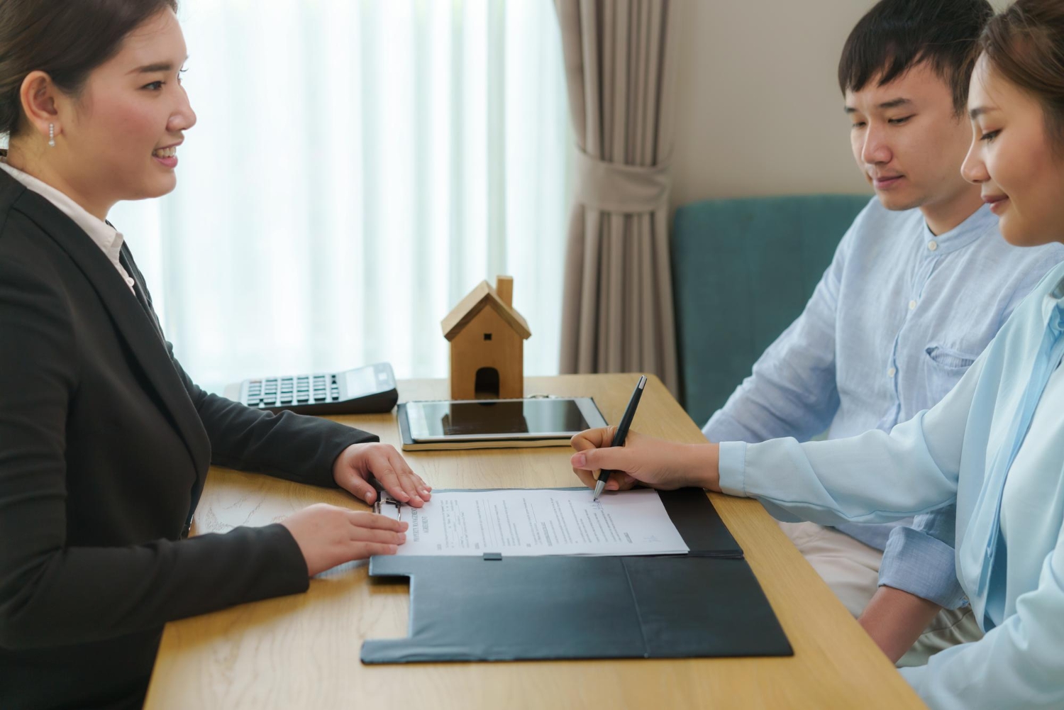 Ký kết hợp đồng mua bán bất động sản