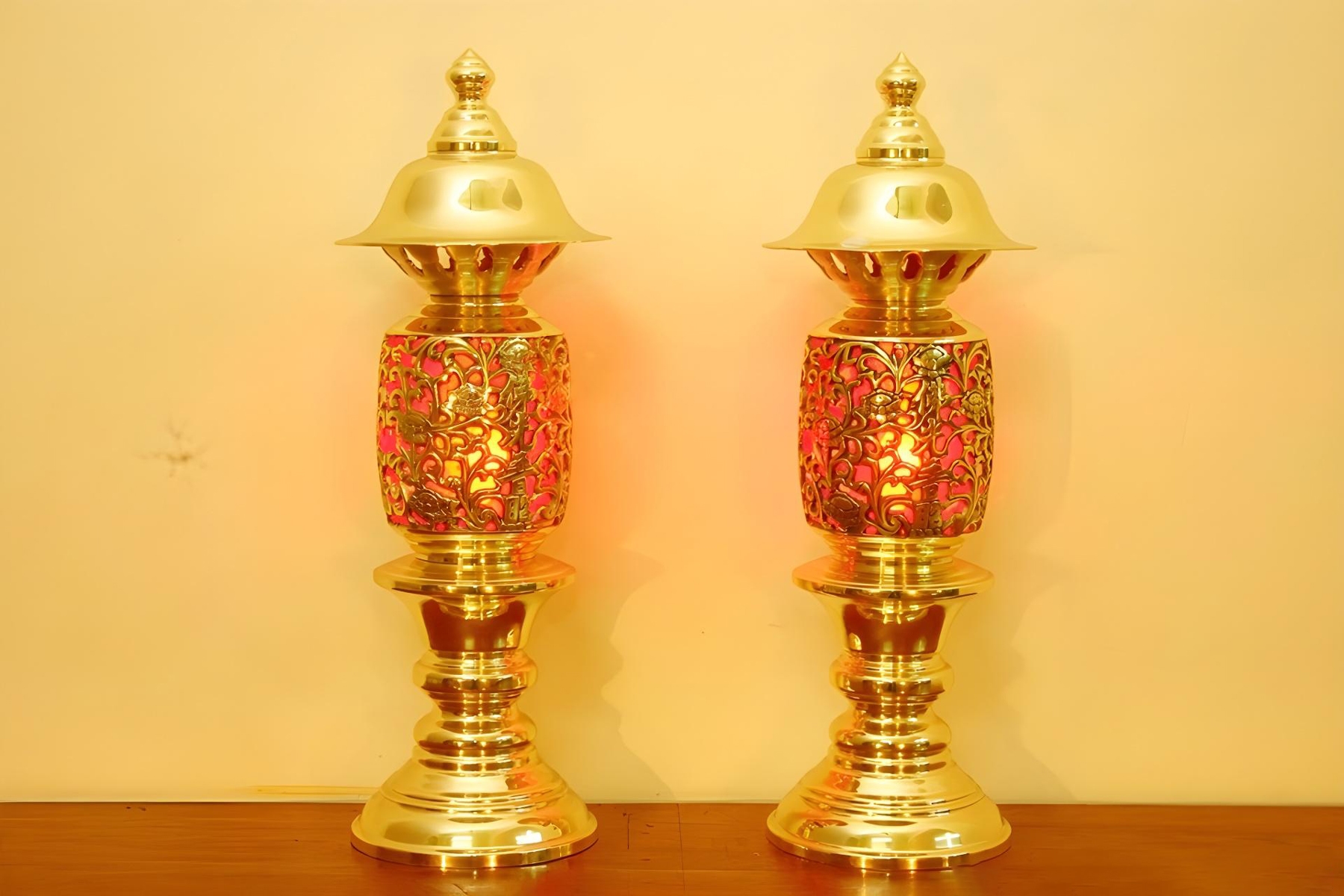 Đèn thờ bài trí bàn thờ gia tiên